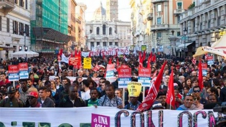 Thousands of Italians march against immigration policies in Rome