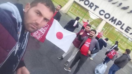 イランのサッカーチーム・トラクトルサーズィーのサポーターの手に日本の国旗