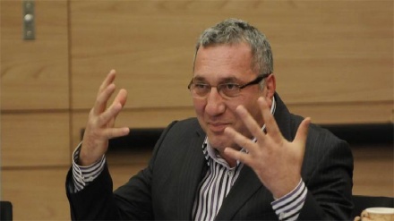 רוברט טיבייב: יואל חסון צבוע