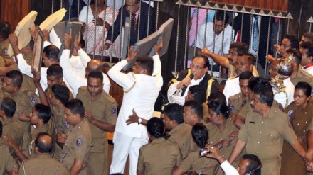 শ্রীলঙ্কার পার্লামেন্টে এবার মরিচের গুঁড়া; পুলিশের নজিরবিহীন হস্তক্ষেপ