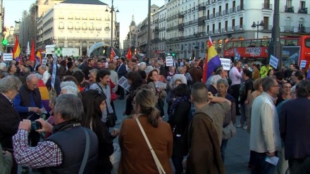Cientos de españoles protestan contra fascismo en Madrid+video