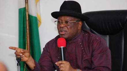 Gwamnan Jihar Ebonyi Yayi Barazanan Ajiye Aikinsa Dangane Da Mafi Karancin Albashi