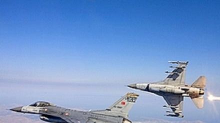 Quattro caccia turchi sorvolano spazio aereo greco