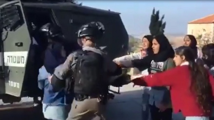 Ditangkap Serdadu Zionis, Anak-anak Palestina ini Menjerit