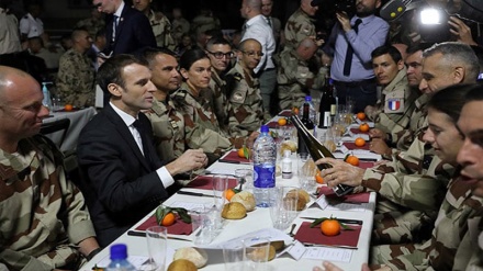 Tentara Perancis ini Pingsan di Depan Macron