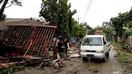 インドネシアで、津波により43人が死亡　（動画）