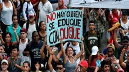 Estudiantes marchan en Colombia contra políticas de Iván Duque+video