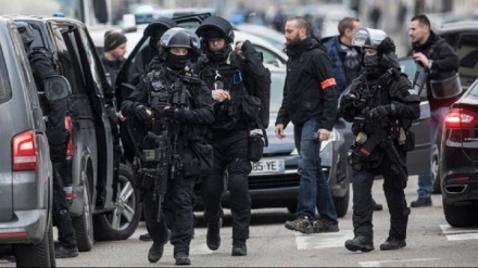 Four police officers killed in Paris stabbing, attacker shot dead