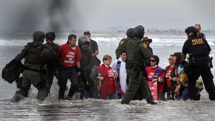 Arrestan a 32 manifestantes en frontera de San Diego+fotos