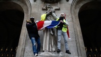 フランスで、警察が抗議者に暴力行為