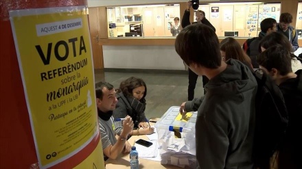 Estudiantes promueven un referéndum sobre vigencia de monarquía española+video