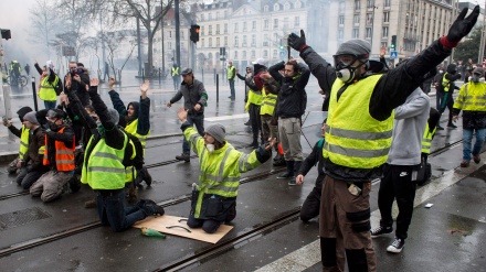 フランスの反政府運動の活動家ら、抗議行動の継続を強調