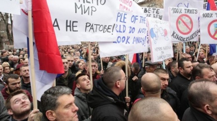 Me mijëra protestues rrugëve të Beogradit, Vuçiqin e quajnë hajn dhe të korruptuar
