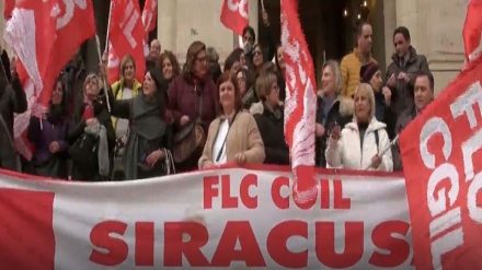 Protestas en sistema educativo de profesores y alumnos en Italia+Video