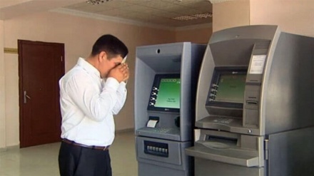 Aşgabadlylar pullaryny nagtlaşdyryp bilmeýärler