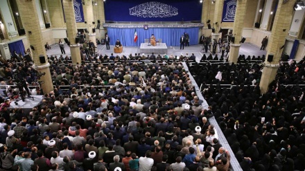 イラン最高指導が殉教者の遺族らを前に演説　 (写真）