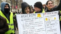 フランスで、警察が抗議者に暴力行為