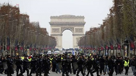 フランス警察が、「黄色いベスト」運動への対処に向けて出動態勢