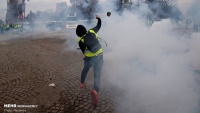 フランスで、警察が抗議者に暴力行為