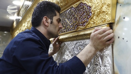 İmom Huseyn(ə)-i hərəmədə 72 nəfər şəhidon zərihi de İronıjə sənətkoon vositə əvəz kardey