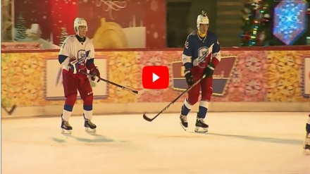 Vladimir Poutine se mesure à des légendes du hockey sur la place Rouge