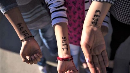 Usa: bimbi migranti con numeri al braccio