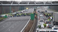 フランスで、警察が抗議者に暴力行為