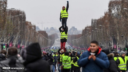 フランスで、警察が抗議者に暴力行為  （動画・写真）