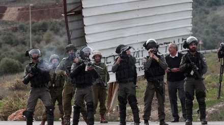 Pasukan Israel Bubarkan Paksa Demonstran Palestina