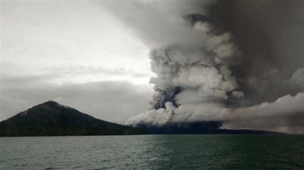 Indonesia raises alert, reroutes flights around erupting Anak Krakatau volcano