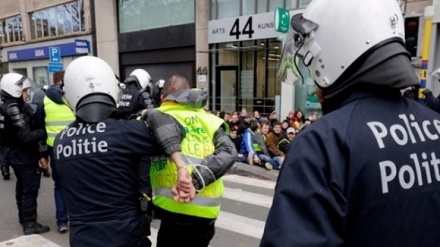 ベルギー警察が、反資本主義運動の抗議者を馬小屋に拘留