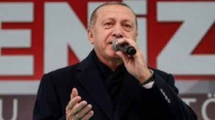 Rejep Taýyp Ärdogan Eýranyň resmileriniň garşysynda Eýranly şahyr Hafiziň goşgysyny okaýar