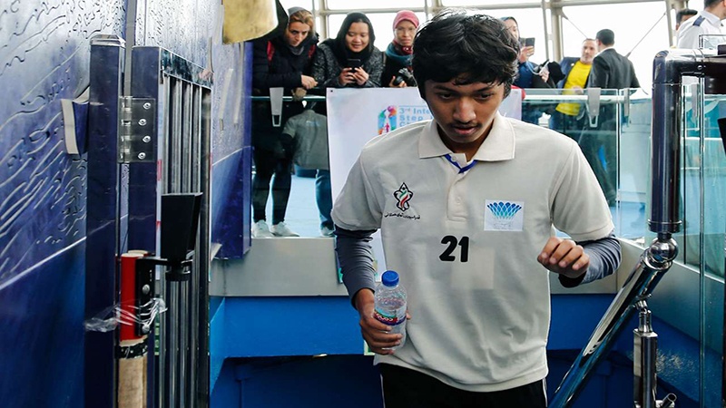 Muhammad Alhusaini Ba\'abud, salah satu peserta dari Indonesia dalam Kompetisi Step Running di Milad Tower.