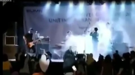 Индонезияда цунами концерт чоғида мусиқачиларни саҳнадан ювиб кетди (видео)