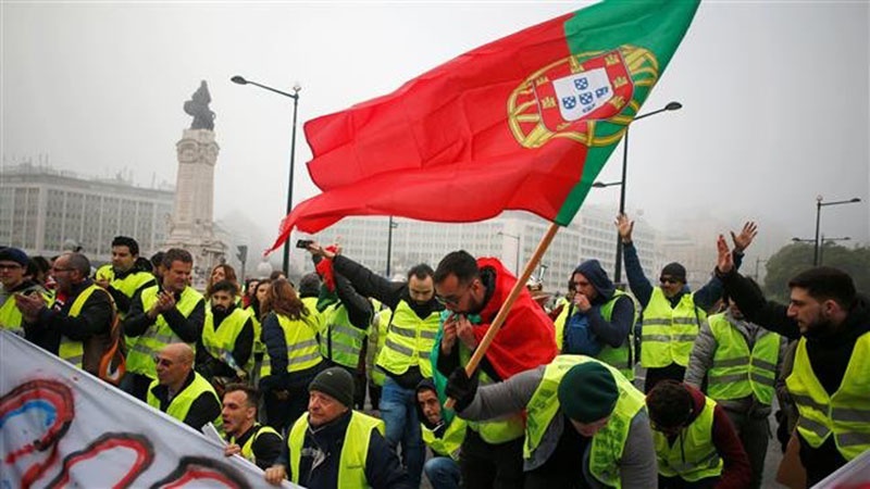 'Yellow vest' protesters seek to stop traffic in Portugal 