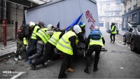フランスで、警察が抗議者に暴力行為