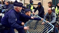 フランスで、警察が抗議者に暴力行為