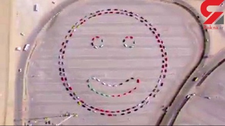 パトカーで巨大なにっこりマーク（動画）