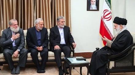 Lideri suprem: Fuqitë arrogante nuk mund të ndalojnë kurrë mbështetjen e Iranit për Palestinën