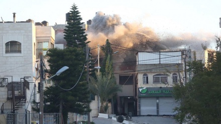 Forcat ushtarake të regjimit sionist shkatërrojnë shtëpinë e një martiri palestinez