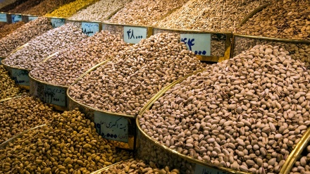イランで、冬至用の乾燥ナッツ類市場が繁盛