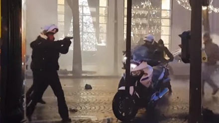 Gilets jaunes : violemment pris à partie, un policier dégaine son arme