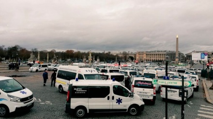 Paris: Protestierende sperren Champs-Elysees