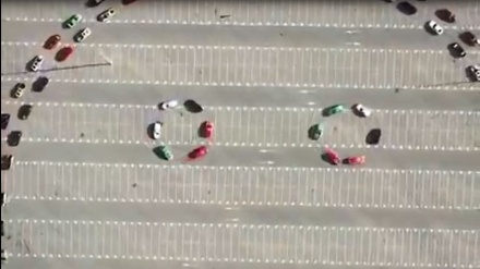 Menakjubkan! Gerakan Mobil Membentuk Wajah Tersenyum