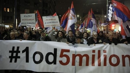 Serbians protest against government for fourth week