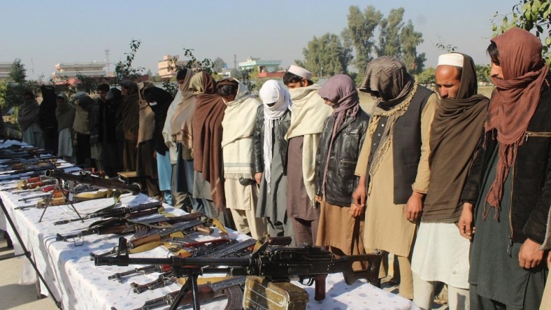 تسلیم شدن 25 عضو داعش و طالبان به دولت افغانستان