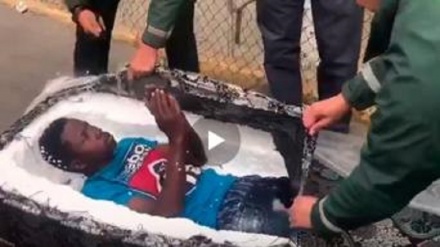 Муҳожирлар Европа Иттифоқи ҳудудига матраслар ичида ўтишга ҳаракат қилишди (видео)