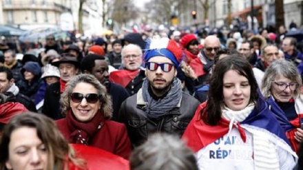 A Parigi sfilano i 'foulard rossi'