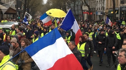 I gilet gialli tornano per le strade di Parigi dopo due mesi di stop