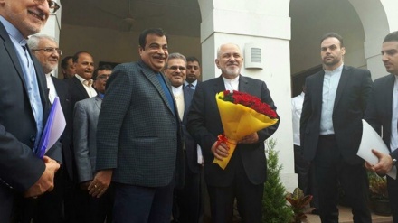 Ministri i jashtëm i Iranit takohet me ministrin Indian të transportit